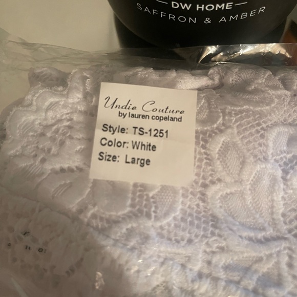 White color bralette let’s fits nicely has adjustable straps in bag, - Picture 2 of 2